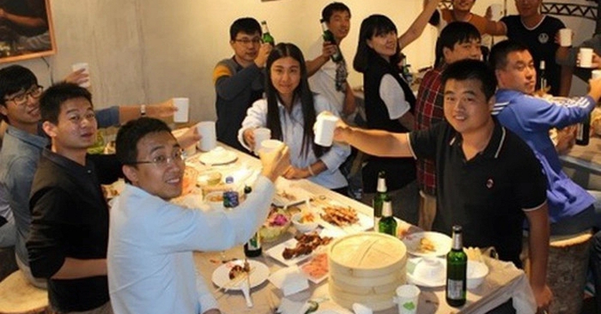 Đi họp lớp, bạn bè khoe làm giám đốc, trưởng phòng, tôi nói mình làm shipper