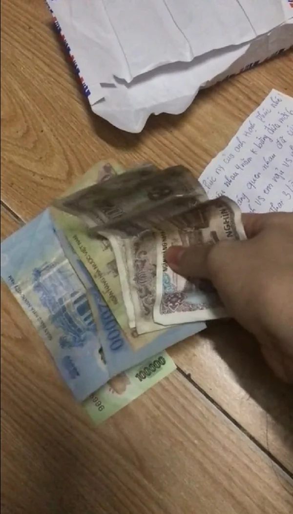 Cô gái mời người yêu cũ đi ăn cưới, được mừng 156 nghìn đồng và lá thư