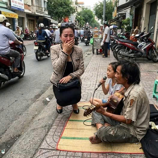 Gặp lại chồng c/ũ m//ù và con gái hát rong sau 16 năm, nữ tỷ phú kh.óc như mưa…